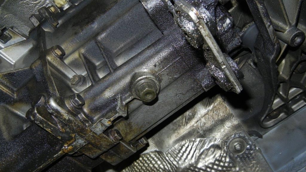 Oil Leak Diagnosis pictures rear main seal? BimmerFest BMW Forum